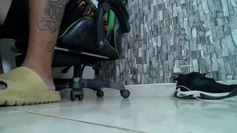 Snapshot of srfindomfeet_ chatting on 03/09/25, 06:54 sr master cum its my old account online show from 03/09/25, 06:54