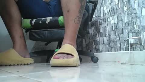Snapshot of srfindomfeet_ chatting on 09/13/25, 06:40 sr master cum its my old account online show from 09/13/25, 06:40