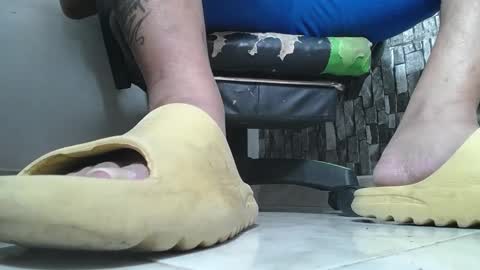 Snapshot of srfindomfeet_ chatting on 09/16/25, 02:45 sr master cum its my old account online show from 09/16/25, 02:45