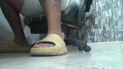 Snapshot of srfindomfeet_ chatting on 09/25/25, 02:15 sr master cum its my old account online show from 09/25/25, 02:15