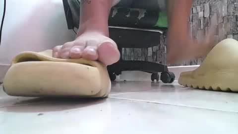 Snapshot of srfindomfeet_ chatting on 09/29/25, 11:37 sr master cum its my old account online show from 09/29/25, 11:37