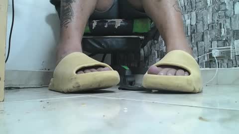 Snapshot of srfindomfeet_ chatting on 10/05/25, 03:05 sr master cum its my old account online show from 10/05/25, 03:05