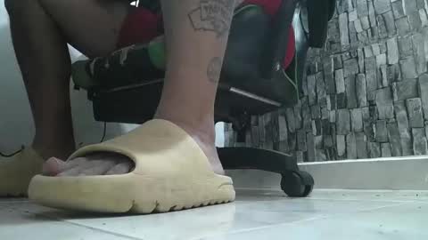 Snapshot of srfindomfeet_ chatting on 10/15/25, 07:41 sr master cum its my old account online show from 10/15/25, 07:41