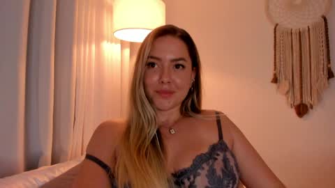 Snapshot of srta__sophie chatting on 04/06/26, 02:31 Sophie 3 online show from 04/06/26, 02:31