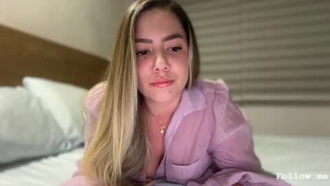 Snapshot of srta__sophie chatting on 05/06/26, 02:40 Sophie 3 online show from 05/06/26, 02:40