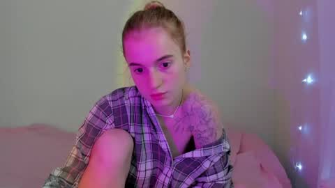 Snapshot of stacey_brow chatting on 05/07/26, 01:55 stacey online show from 05/07/26, 01:55