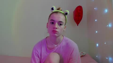 Snapshot of stacey_brow chatting on 05/08/26, 01:33 stacey online show from 05/08/26, 01:33
