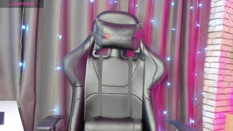 Snapshot of stacey_brown chatting on 12/20/24, 02:49 Stacey GMT5 Mo Tu We Th Fr Sa 3am -10am online show from 12/20/24, 02:49