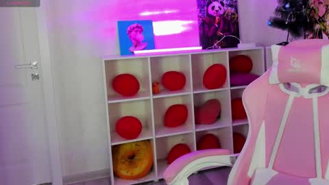 Snapshot of stacey_brown chatting on 03/07/25, 01:31 Stacey GMT5 Mo Tu We Th Fr Sa 3am -10am online show from 03/07/25, 01:31