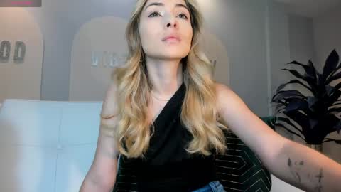 Snapshot of staceywood_ chatting on 04/23/26, 11:42 Stacy Woods online show from 04/23/26, 11:42