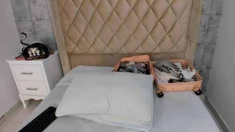 Snapshot of starbutterflyy_ chatting on 10/12/25, 04:00 STAR online show from 10/12/25, 04:00