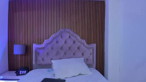 Snapshot of starbutterflyy_ chatting on 11/09/25, 04:11 STAR online show from 11/09/25, 04:11