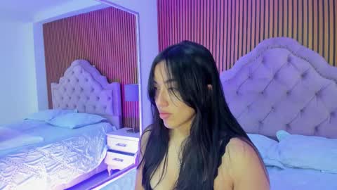 Snapshot of starbutterflyy_ chatting on 11/24/25, 04:01 STAR online show from 11/24/25, 04:01