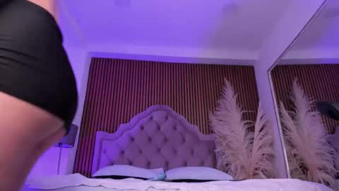 Snapshot of starbutterflyy_ chatting on 12/23/25, 04:54 STAR online show from 12/23/25, 04:54