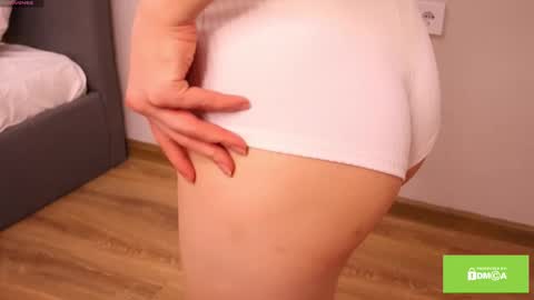 Snapshot of starlace_ chatting on 10/26/25, 03:23 Nina online show from 10/26/25, 03:23