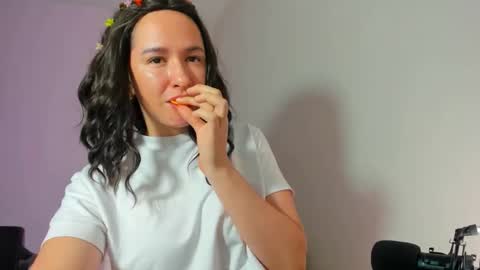 Snapshot of stayluna chatting on 12/16/25, 08:03 stayluna online show from 12/16/25, 08:03