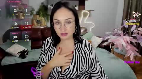 Snapshot of stefanawinter chatting on 10/21/25, 04:57 StefanaWinter online show from 10/21/25, 04:57