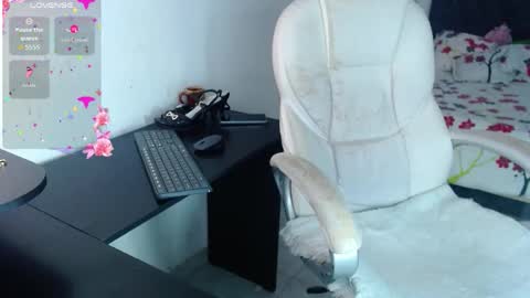 Estefany online show from 11/29/25, 01:41