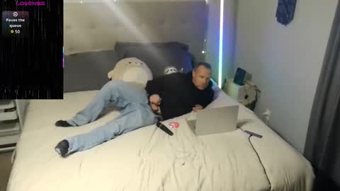 Snapshot of stella_and_mojo chatting on 11/11/25, 09:48 Stella and Mojo online show from 11/11/25, 09:48