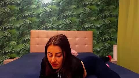 Snapshot of stella_john chatting on 02/13/25, 04:43 Stella John online show from 02/13/25, 04:43