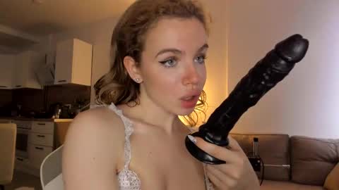 Asella online show from 10/29/25, 10:06