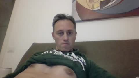 Snapshot of sten015 chatting on 12/19/24, 06:45 sten015 online show from 12/19/24, 06:45
