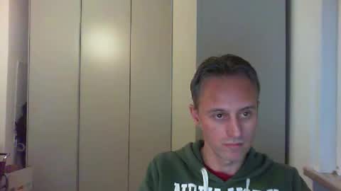 Snapshot of sten015 chatting on 11/17/25, 04:35 sten015 online show from 11/17/25, 04:35