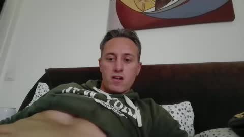 Snapshot of sten015 chatting on 11/19/25, 01:44 sten015 online show from 11/19/25, 01:44