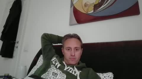 Snapshot of sten015 chatting on 11/20/25, 01:44 sten015 online show from 11/20/25, 01:44