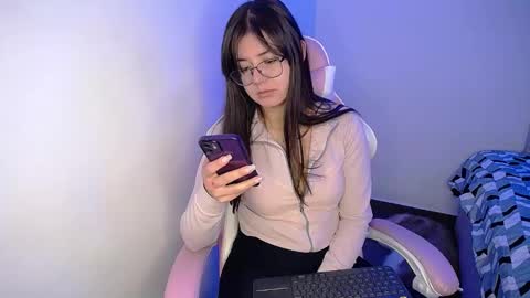 Snapshot of stepha_sweet chatting on 02/18/25, 05:09 Emma online show from 02/18/25, 05:09