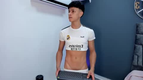 Snapshot of stephane_rouss chatting on 11/17/25, 08:14 Stephane Rouss online show from 11/17/25, 08:14