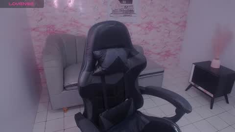 Snapshot of stephania_t chatting on 01/04/25, 03:18 Stephania online show from 01/04/25, 03:18