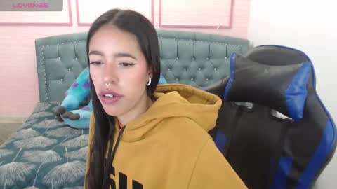 Snapshot of stephania_t chatting on 01/29/25, 10:27 Stephania online show from 01/29/25, 10:27