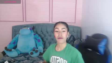 Snapshot of stephania_t chatting on 02/01/25, 10:37 Stephania online show from 02/01/25, 10:37