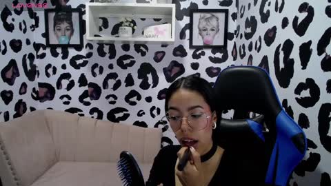 Snapshot of stephania_t chatting on 02/06/25, 11:54 Stephania online show from 02/06/25, 11:54