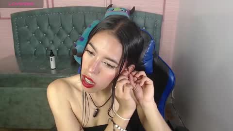 Snapshot of stephania_t chatting on 02/19/25, 01:28 Stephania online show from 02/19/25, 01:28