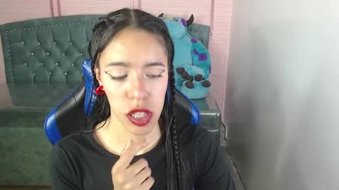 Snapshot of stephania_t chatting on 02/21/25, 10:15 Stephania online show from 02/21/25, 10:15