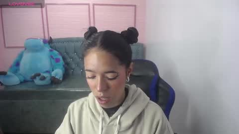 Snapshot of stephania_t chatting on 03/01/25, 10:34 Stephania online show from 03/01/25, 10:34