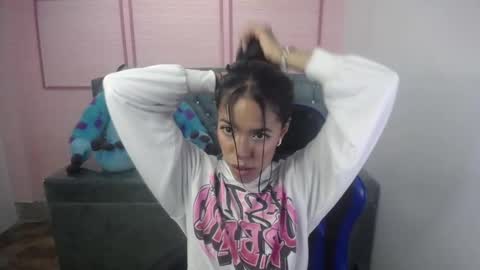 Snapshot of stephania_t chatting on 03/08/25, 10:54 Stephania online show from 03/08/25, 10:54