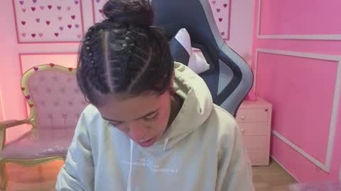 Snapshot of stephania_t chatting on 09/20/25, 11:33 Stephania online show from 09/20/25, 11:33