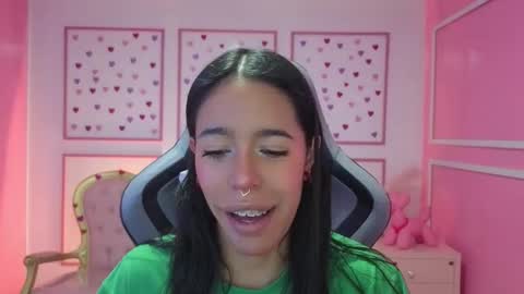 Snapshot of stephania_t chatting on 09/22/25, 12:29 Stephania online show from 09/22/25, 12:29