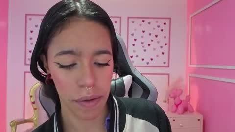 Snapshot of stephania_t chatting on 10/01/25, 11:38 Stephania online show from 10/01/25, 11:38