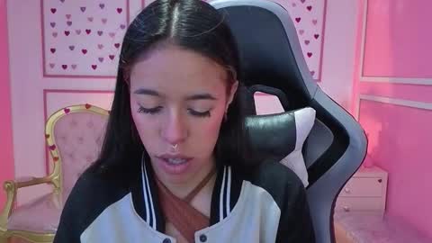 Snapshot of stephania_t chatting on 10/07/25, 12:24 Stephania online show from 10/07/25, 12:24