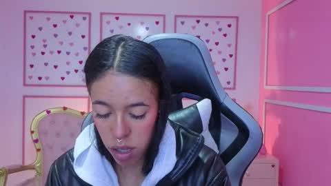 Snapshot of stephania_t chatting on 10/15/25, 11:43 Stephania online show from 10/15/25, 11:43