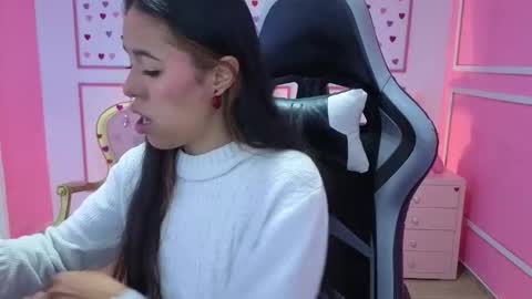 Snapshot of stephania_t chatting on 10/21/25, 12:28 Stephania online show from 10/21/25, 12:28