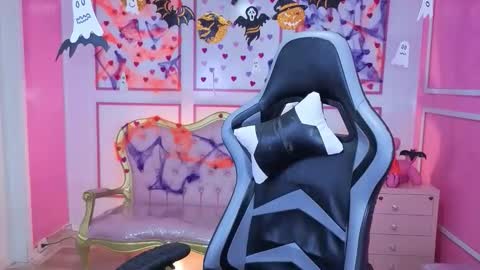 Snapshot of stephania_t chatting on 10/29/25, 12:18 Stephania online show from 10/29/25, 12:18