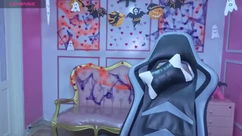 Snapshot of stephania_t chatting on 10/31/25, 01:01 Stephania online show from 10/31/25, 01:01