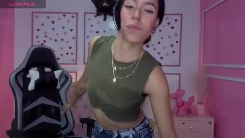 Snapshot of stephania_t chatting on 12/03/25, 12:47 Stephania online show from 12/03/25, 12:47