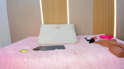 Stephany online show from 10/27/25, 03:43