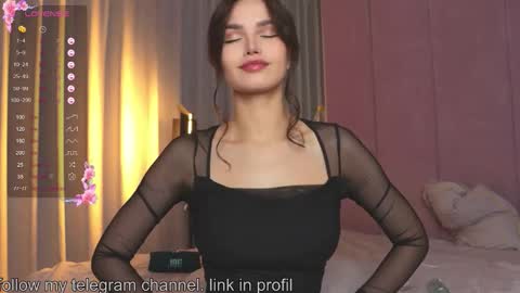 Snapshot of stephaweb chatting on 12/16/25, 08:25 Anna online show from 12/16/25, 08:25